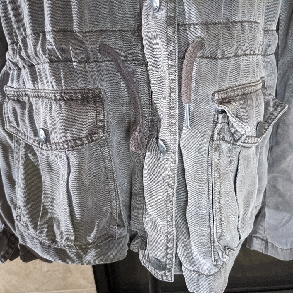 Will become your go-to lightweight jacket.  By Max Jeans.  Size: Small - Picture 11 of 14
